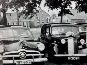 Links een Ford, 1949 (particuliere collectie)