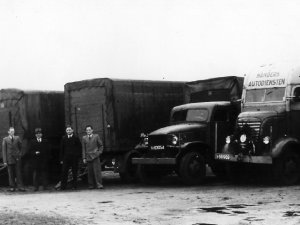 Wagens van transportbedrijf Manders (collectie: M. van Kemenade)