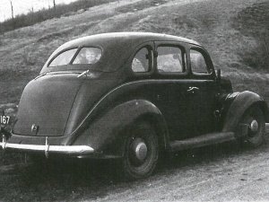 Ford 1937, nog met Limburgs kenteken (collectie P. van Acker)