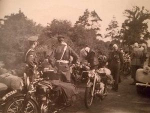 Aan de grens (bron: Fotoalbum Maria Motorbedevaart) Aan de grens (bron: Fotoalbum Maria Motorbedevaart)