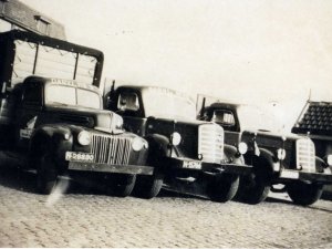 Ford en 2x Mack (archief P. Pietjouw)