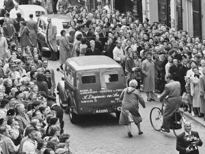 Detail van foto bij opening C&A in de Ginnekenstraat, Breda, 17 september 1954 (Foto: collectie Hans Chabot, Stadsarchief Breda)