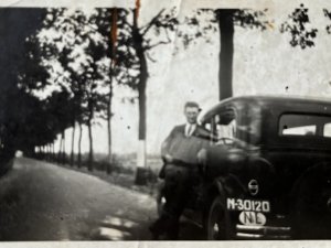 Foto 1: N-30120 met Harrie Bardoel (foto: collectie Loed Rongen)