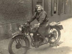 Cisca de Bie-van der Avoort op motor met kenteken N-4875 (foto: Jo de Bie)