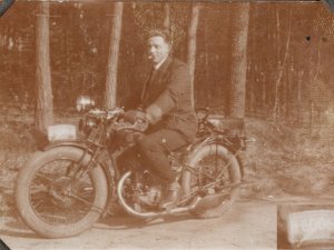Motorfiets met kenteken N-60064 (bron: collectie Heemkundekring De Vierschaer)
