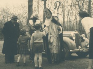 Mercedes-Benz 170S Cabriolet B tijdens Sinterklaasfeest in Vught, 1951 (coll. Nico de Bont)