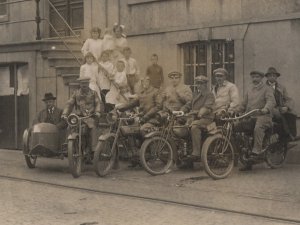 Drie Harley Davidsons en een Indian PowerPlus. Drie Harley Davidsons en een Indian PowerPlus.