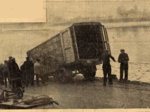 De vrachtwagen wordt uit de Lek getakeld (bron: De courant Het nieuws van den dag, 5 jan. 1934)