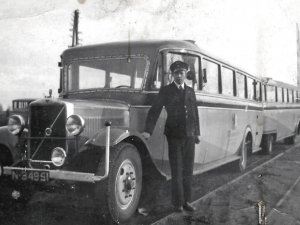 Mijn vader bij een Volvo bus van de firma Van de Rijdt