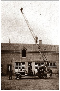 Ford AA met uitgeschoven ladder (coll. H. Nieman)