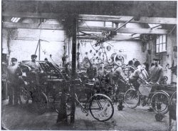 Werkplaats van P. Otten, voor 1906. De Georges Richard van A.H.M. de Bruijn heeft rijksnummer 476. Zie De eerste automobilisten van Breda op www.bhic.nl (inzending Hein Otten)