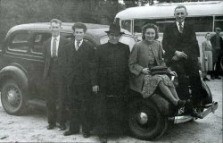 P. v.d. Bogaard met zijn taxi (Collectie Heemkundekring St. Achten op Boeckel)