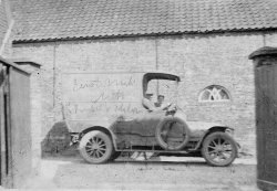 De eerste vrachtwagen van Van Hilst, bestuurd door G. van Engelen