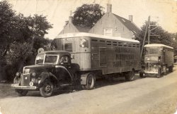 Vrachtwagens van Frans Sterkens in Made, c. 1944 (Foto L. Wijsen, Made. Collectie W. van Gils)