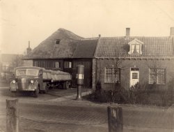 Volvo van de Firma Sterkens, geladen met witte bonen, Adelstraat Made (Collectie W. van Gils) 