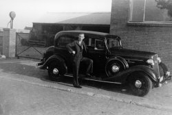 Mathieu Schraven met een 1934 Chevrolet Sport Sedan bij Schraven-Eijsbouts aan de Piushaven, c. 1935 Tilburg (Collectie M. Leyten-Schraven)