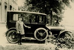 Francis Sondag bij de auto van de Dames Schoenmakers, 1916 (Collectie Stg. Uden-archief van Bressers) 