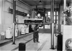 Ford 1937 op de smeerbrug in de werkplaats van Difoga, c. 1940 (collectie West-Brabants Archief)