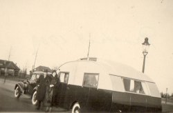 De Buick met de caravan (Collectie H. van Overbeek)
