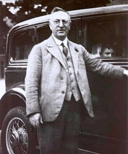 Dr. Moerel bij zijn auto, c. 1935