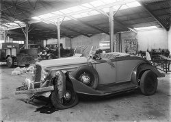 Chevrolet 1934 met schade in de garage aan de Bredaseweg in Bergen op Zoom (collectie West-Brabants Archief)