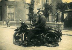Johan Hoedemakers op een Harley-Davidson (collectie M. Hoedemakers)