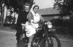 de wijkzuster in Oirschot op haar motor, ca. 1950.