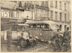 Pelikaan-bus naast een oude Franse bus (De Volkskrant, 19 juli 1940)