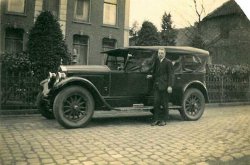 Cor Hoogenbosch bij een Packard