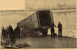 De vrachtwagen wordt uit de Lek getakeld (bron: De courant Het nieuws van den dag, 5 jan. 1934)