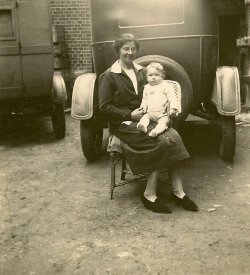 Jan Verbruggen met zijn moeder, 1927