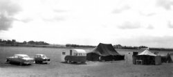 Oldsmobile en Renault bij het kamp