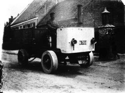 De stoomauto, kenteken N-744, in dienst bij Wegenbouwer Vissers te Drunen (foto: Jan van Nispen, datum niet bekend. Collectie Regionaal Archief West-Brabant)