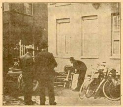 Berging van de bus (bron: Eindh. Dagblad, 23 apr. 1924)