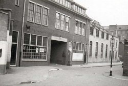 Links garage Van der Meulen, rechts Hover en Van Bergen tijdens de sloop van het gebouw, 1943 (foto: coll. Irma van der Meulen)