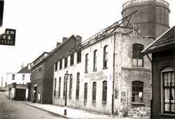 Het bedrijfsgebouw aan de Havenstraat wordt gesloopt, 1943 (foto: coll. Irma van der Meulen)