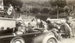 4e Alpenrit, 1932: Jacques werkt aan de motor