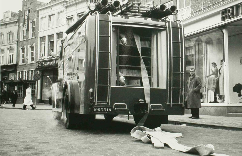 Ford C620 lage druk slangenwagen (foto: Fotopersbureau het Zuiden; collectie Erfgoed 's-Hertogenbosch)