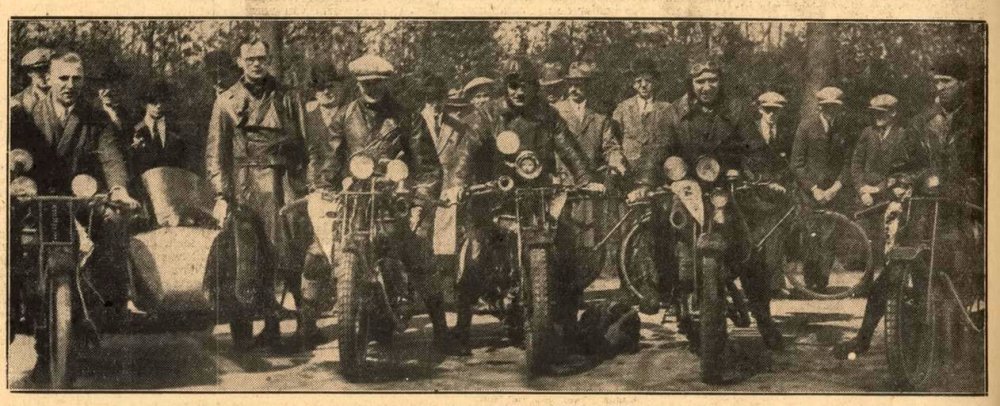 Groep Nortonrijders in de prestatierit. J. Année staat rechts (bron: Het Huisgezin, 21 april 1927)