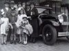 Adrianus Mentink met zijn familie bij zijn auto, 1932 (originele foto: Collectie Adri Ekstijn)