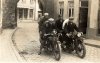Harrie van Overbeek op de linker motor (Collectie H. van Overbeek)