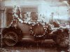 De versierde auto van Jan Groenen (originele foto: Collectie Heemkundekring De Erstelinghe)