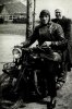 Veeverloskundige Barten en zijn vrouw Anna op zijn Ariël, ca. 1950 (collectie: Peeters)
