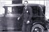 Piet Rooijackers bij zijn taxi, 1932 (bron: Bedrijvig Oeffelt, blz. 412)