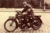 Foto 1: Lambert Moonen op de motor, kenteken N-3063 (foto: collectie W. Thijssen))